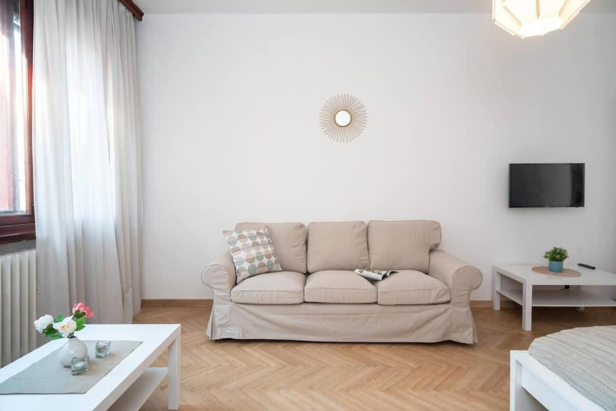 Convenient Apartment In The Heart Of Downtown Budapeste Exterior foto